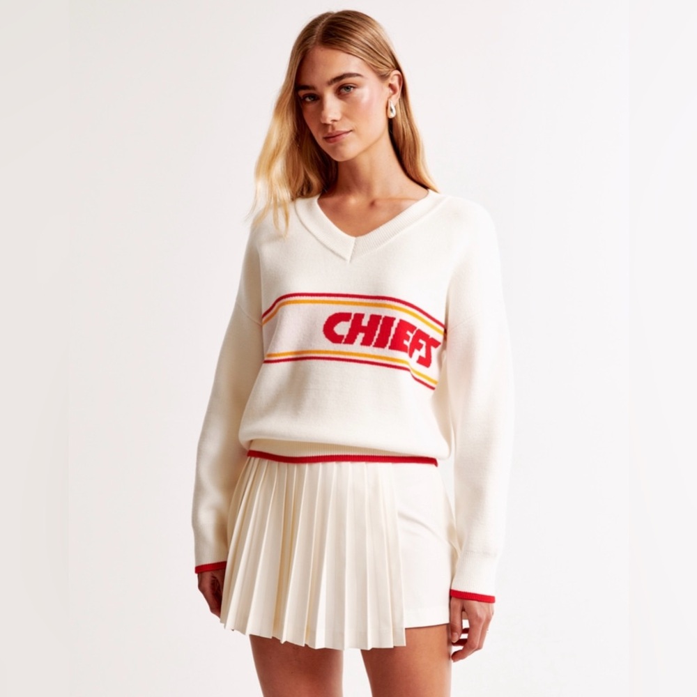 Abercrombie & Fitch Cream Kansas City Chiefs LuxeLoft V-Neck Sweater Size XS NWT